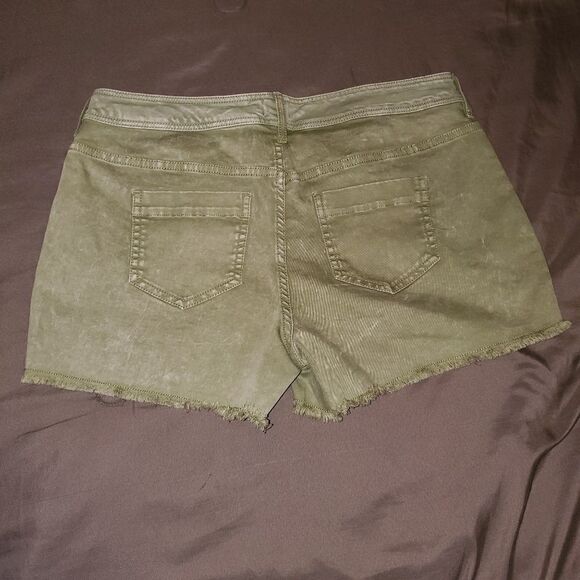 True Craft Olive Green Shorts Size 7 - Picture 6 of 6